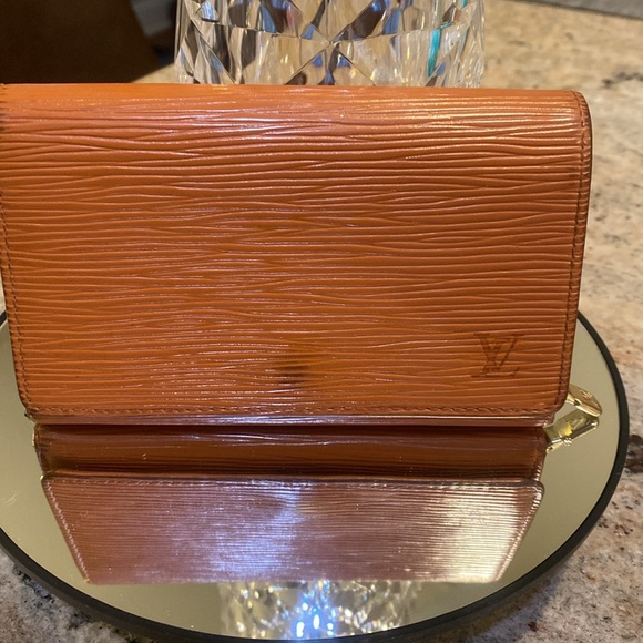 Louis Vuitton Authentic EPI Wallet - Picture 8 of 8